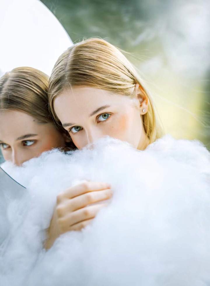 拍照技巧与角度情侣显脸小,拍照显脸小的方法就是头发遮脸