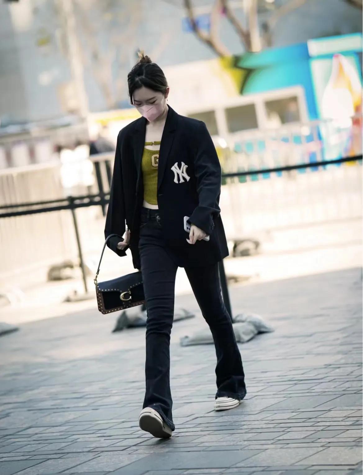 看街拍学穿搭,coach蔻驰老花包托特包搭配