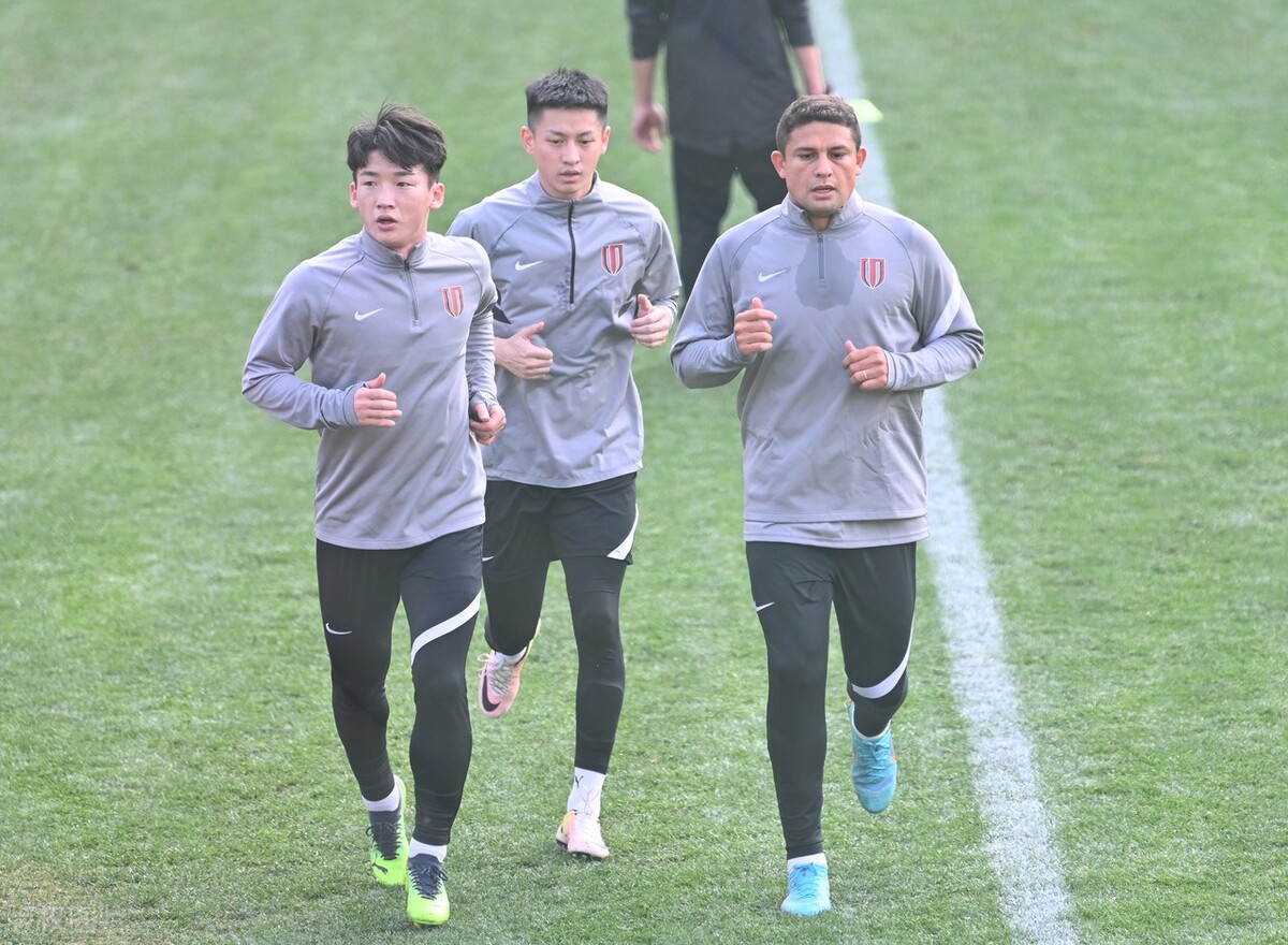 成都蓉城正在韩国集训,会是2023中超联赛赛场上的一匹黑马吗?
