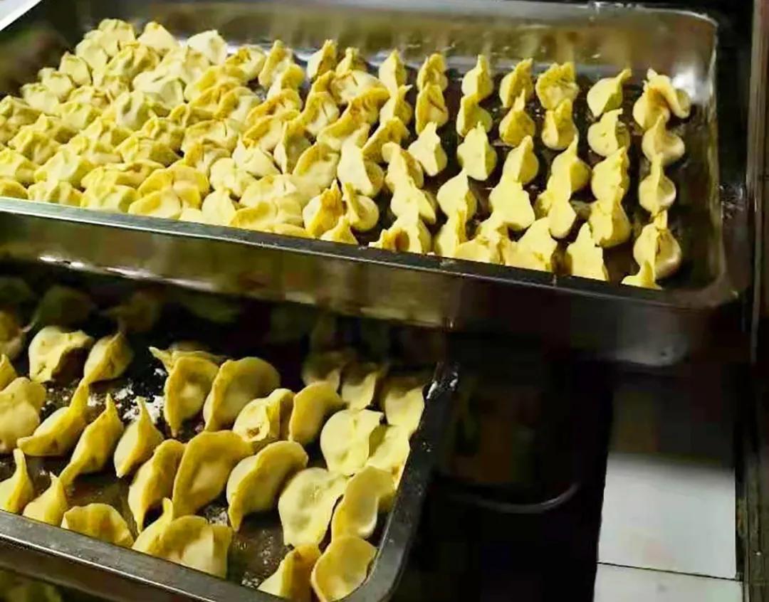 「暖心闻」西安天颐堂中医医院冬至日为患者送上一份“暖心”的健康饺子，愿疫情早日离去，望患者早日康复