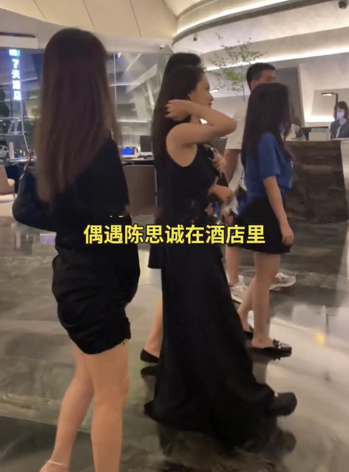 陈思诚现身酒店视频,陈思诚酒店夜会两女