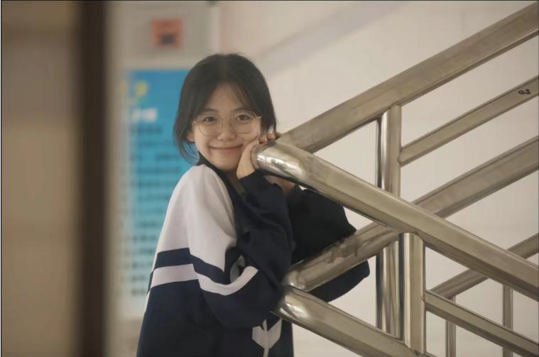 初中女生高颜值蓝色校服,广东女高中生校服