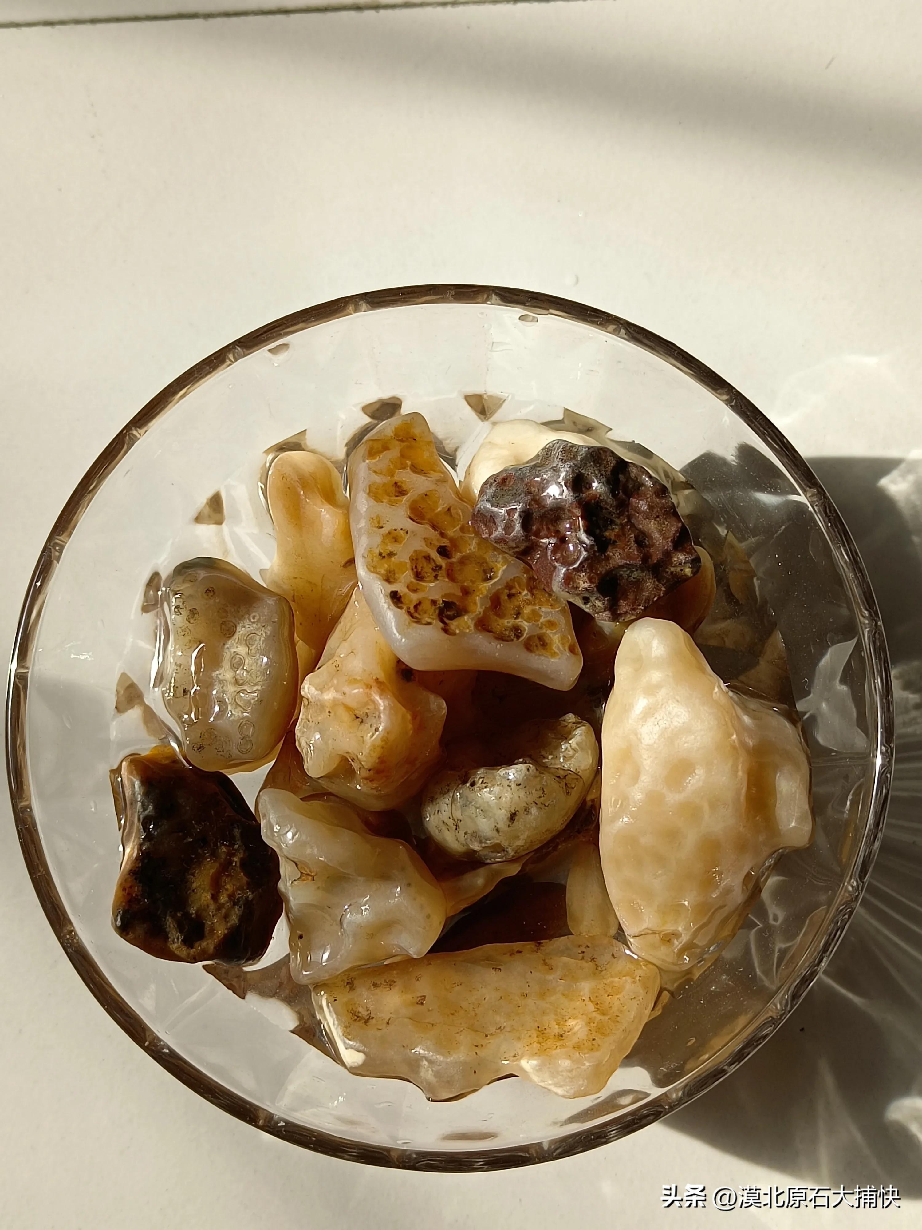 火山喷出天然玛瑙原石,火山岩烧过的玛瑙图片