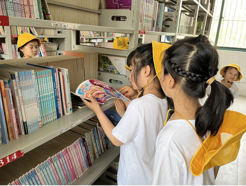 大手拉小手共建美丽庭院儿童画,大手拉小手共绘团圆梦