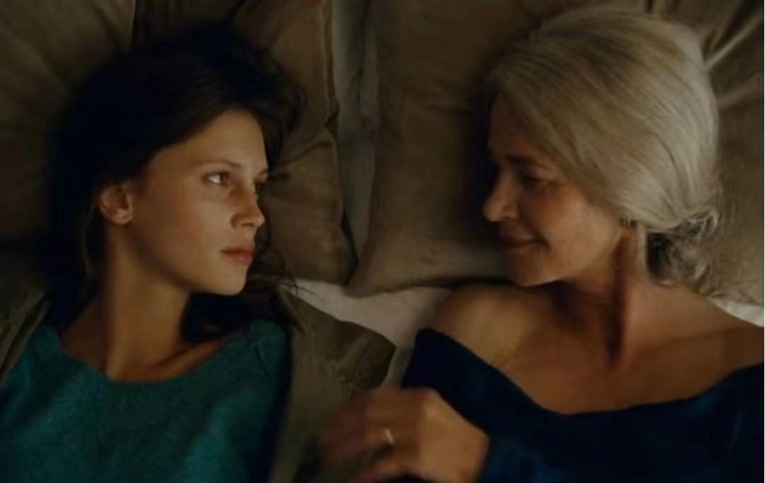 法国影片《花容月貌》以超现实的手法表达了什么？