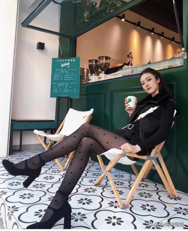 最近火了一种新穿法叫“黑丝+玛丽珍鞋”！难得一见的洋气、高级