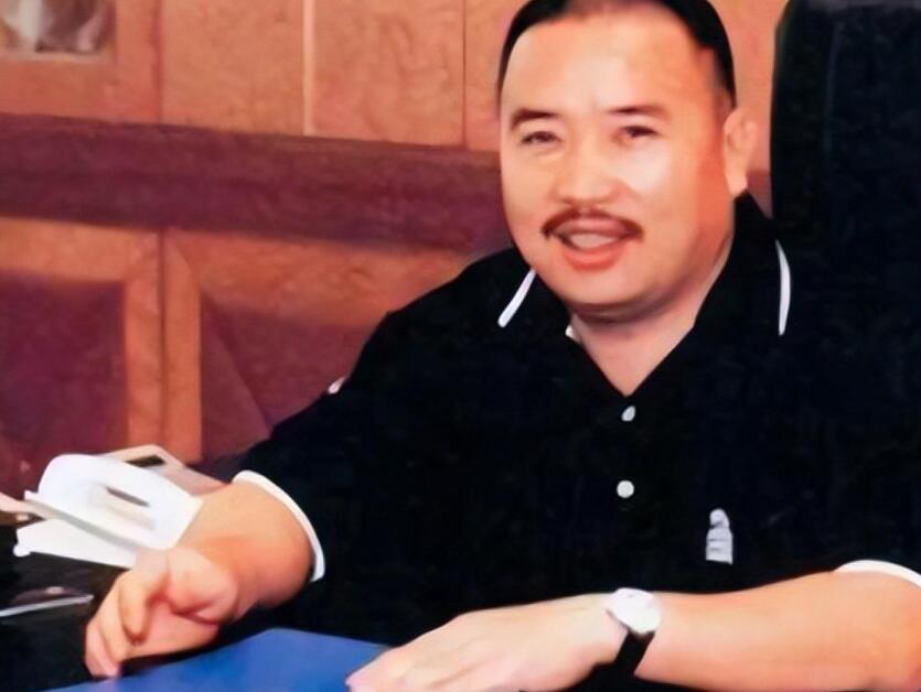 2009年，*昌星赖**之妻曾明娜回国自首前，我们答应了她哪两个条件？