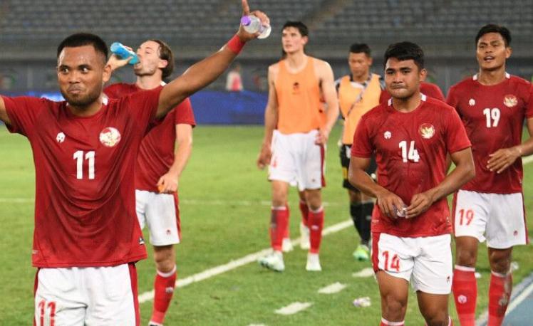 3-2！2.8亿人口大国爆大冷，3线狂飙+2队挺进亚洲杯，国足新劲敌