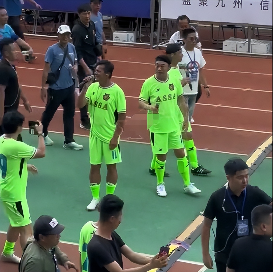 何家劲和黄日华踢球,何家劲焦恩俊黄日华吕良伟