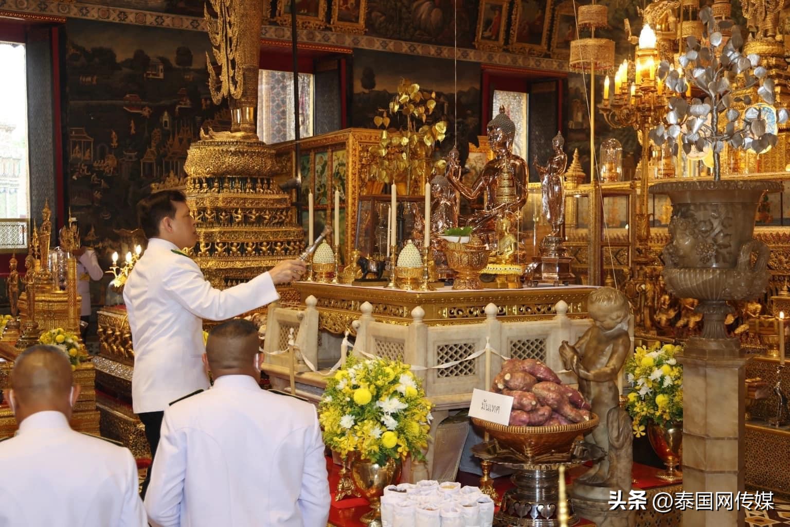 泰国王后参加王室纪念活动,泰国国王和王后新春祭祀活动