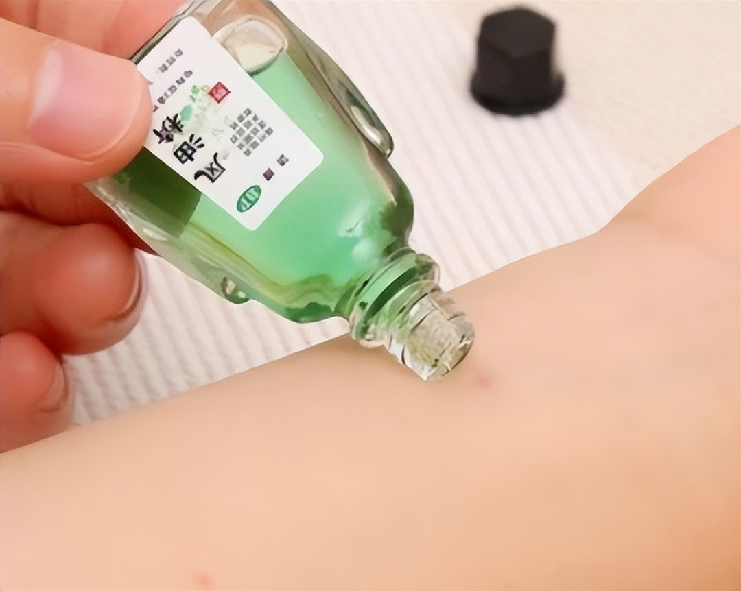 睡前把风油精挤在肚脐里,女性睡前把风油精涂在肚脐上