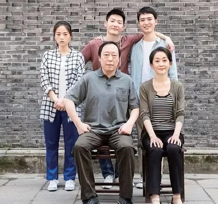 不删不过审!都挺好原著太黑暗!苏明成监狱惨遭*暴强**,被迫吃排泄物