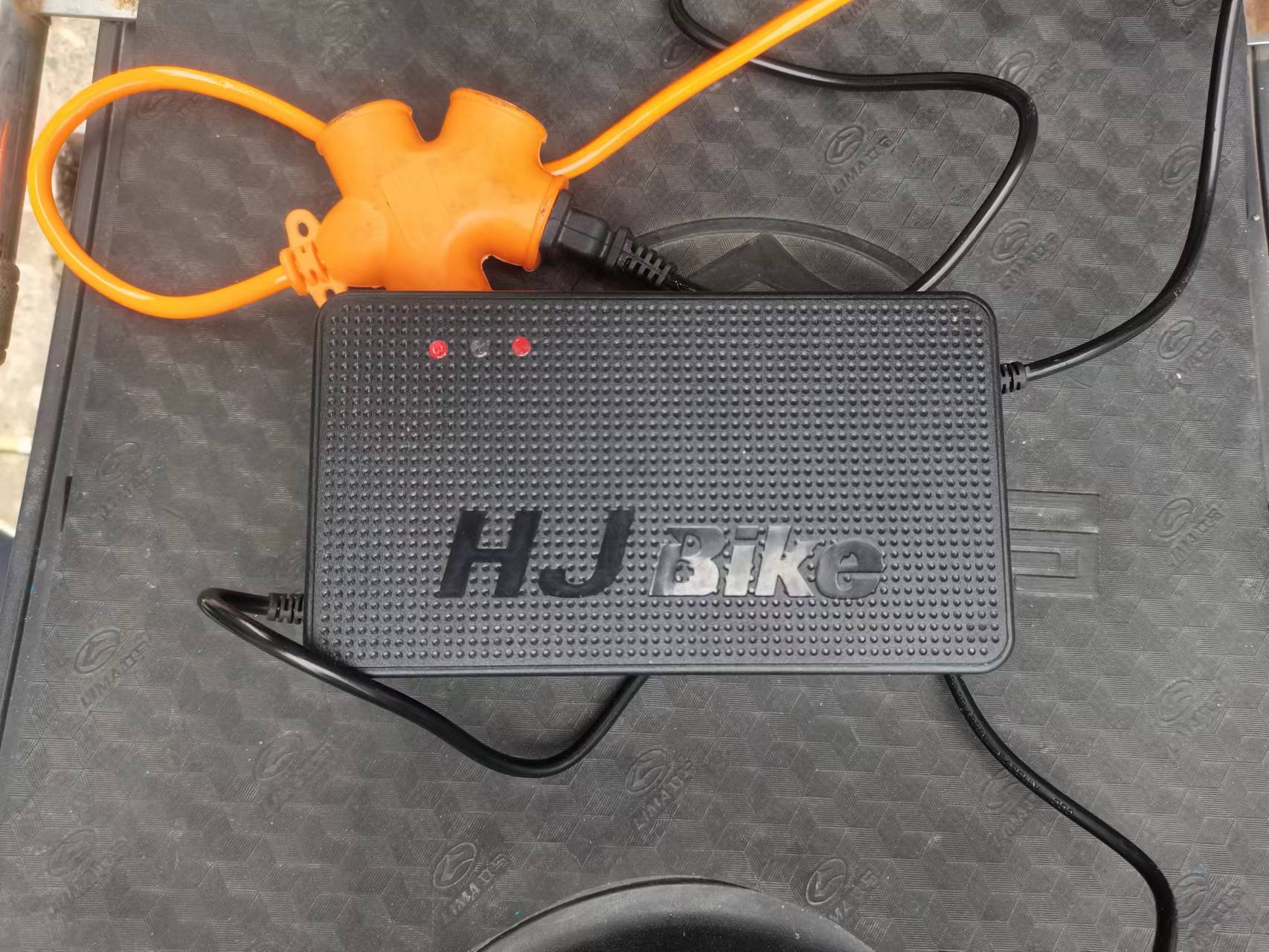 充电器红灯一闪一闪修复电池,电瓶车充电器亮绿灯不充电咋修复