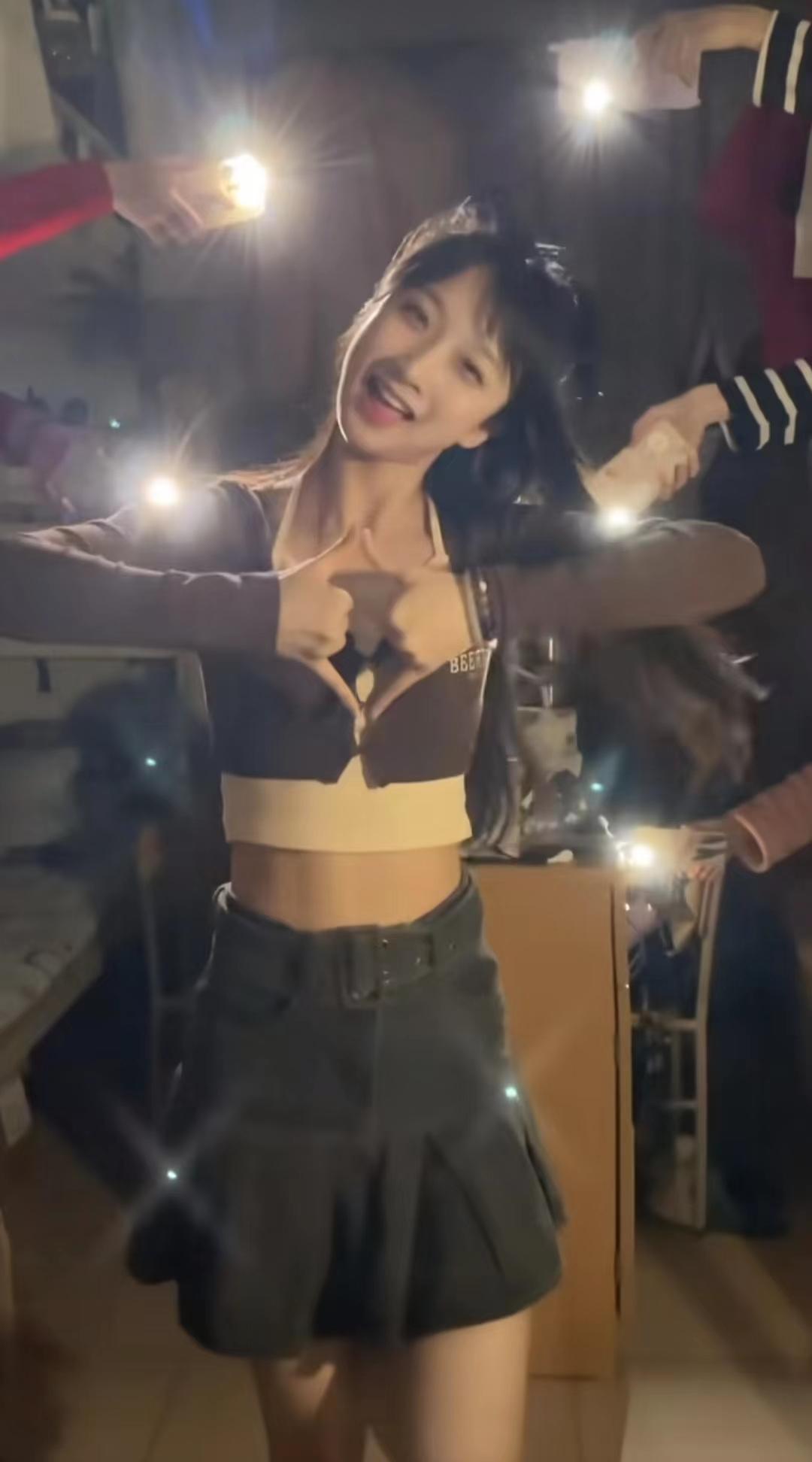 00后大学生又来“整活”了，自创校园低成本舞台，比绝望文盲出彩