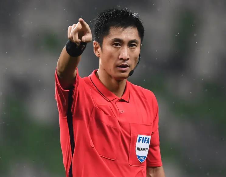 马宁判罚引发球迷热议,马宁被球迷骂后反应