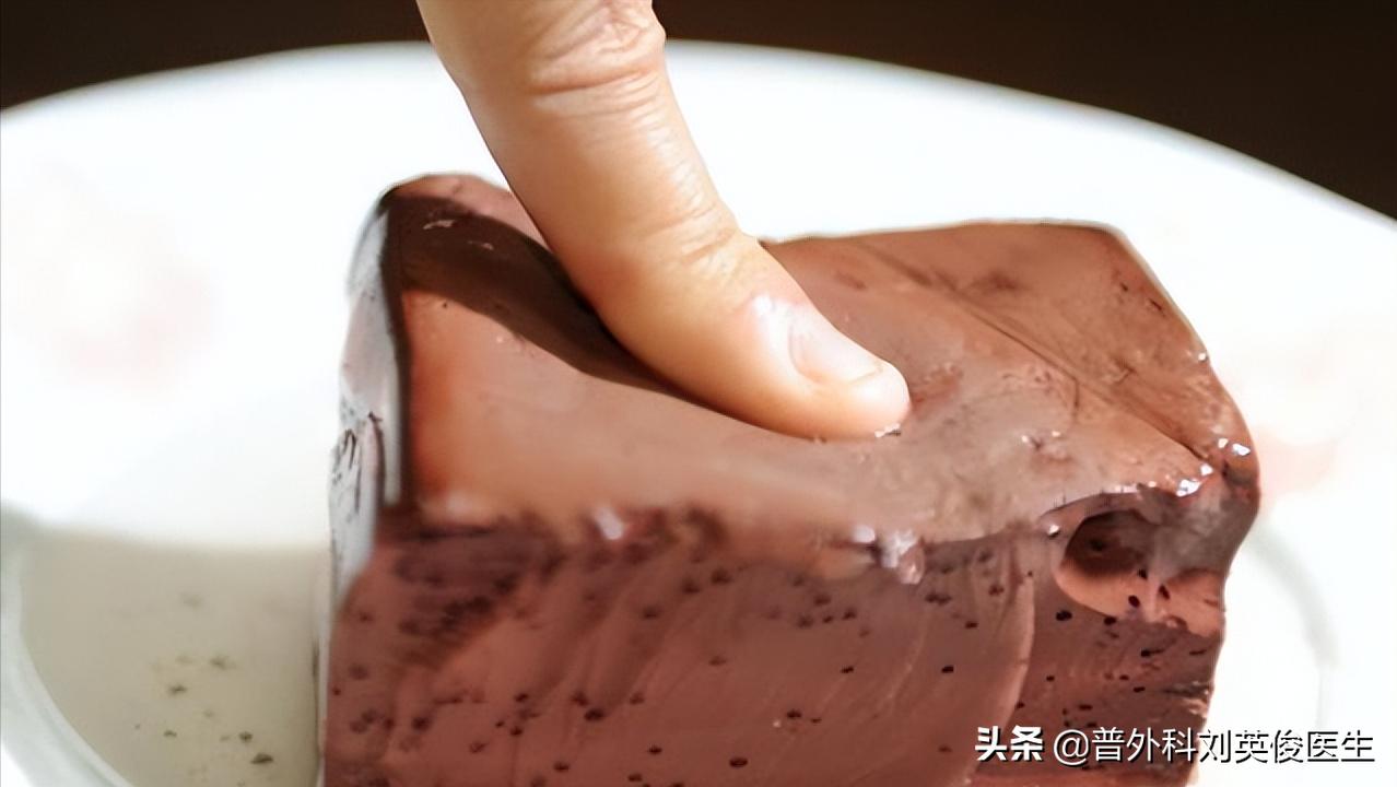 吃动物血排黑色大便是怎么回事,吃了动物血大便变黑是肺在排毒吗