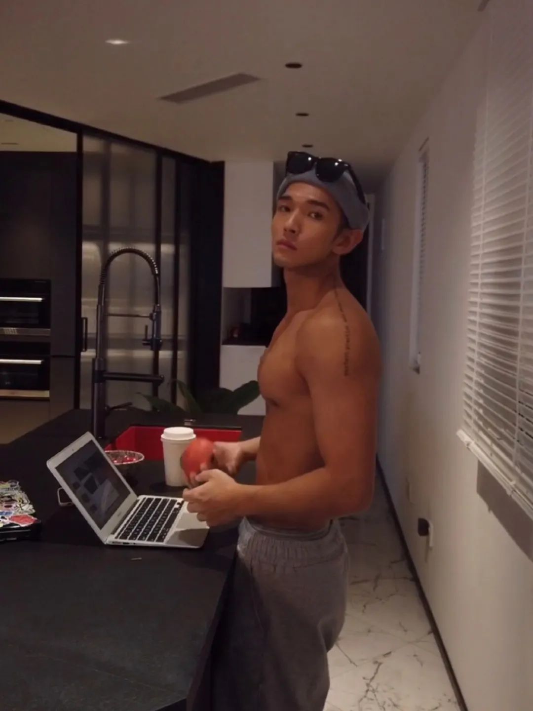 小麦色体育生腹肌,小麦色的肌肉