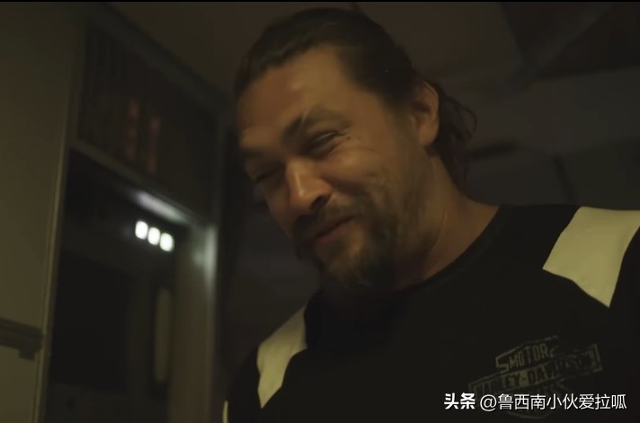 搭飞机遇见水行侠头戴鲜花变空姐，他亲自超贴心服务全机嗨翻