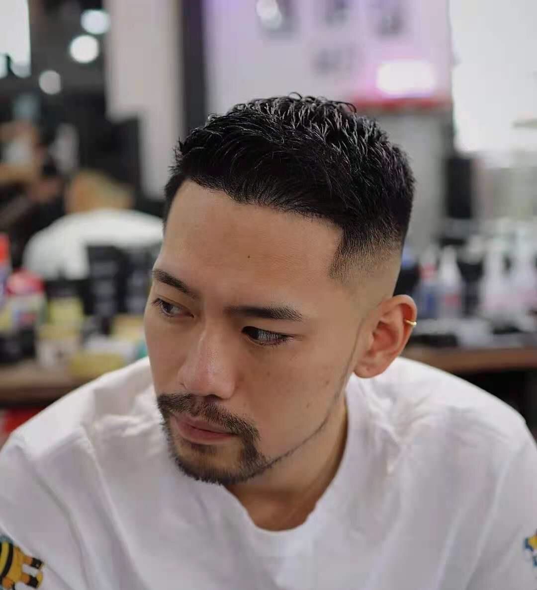 男人40岁后“发型决定气质”，这3种发型建议避开，会显老显油腻