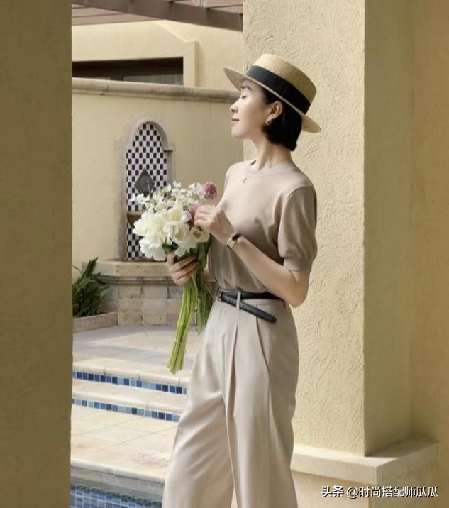 过了五十岁穿三种颜色洋气显白,中年适合穿什么色显瘦