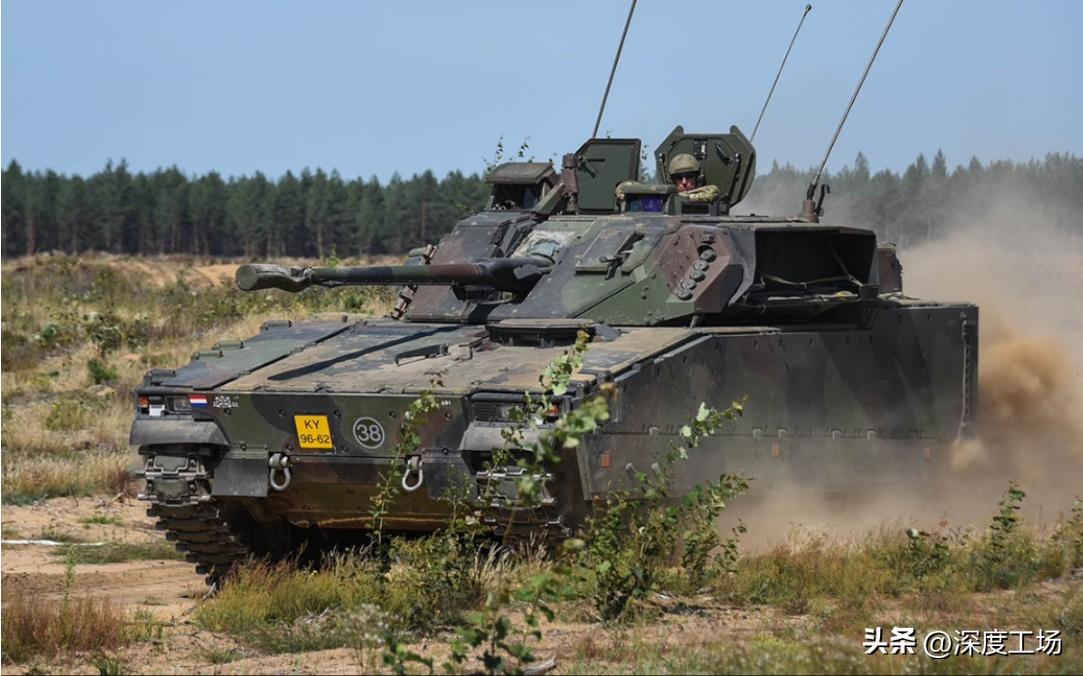 乌军阵地前收割大批俄军,天降大礼