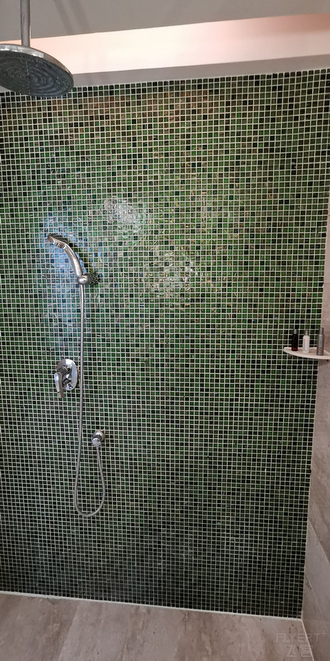 南宁鑫伟万豪酒店离南宁站多远,南宁鑫伟万豪酒店房间内容