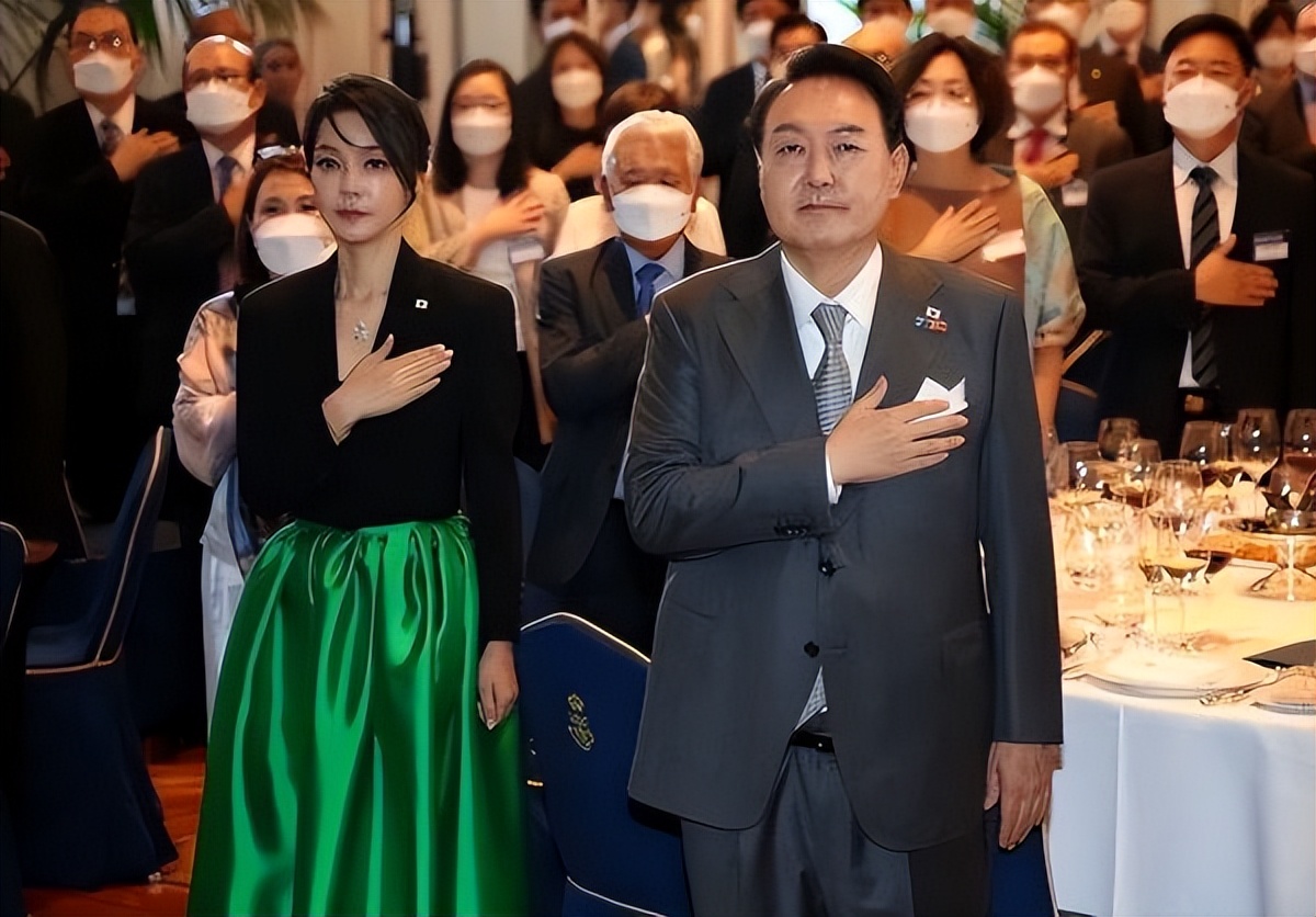 闊╁浗澶汉绌胯亴涓氬瑁呰姘斿満鍏ㄥ紑,闊╁浗绗竴澶汉绌胯タ瑁呴厤缁胯壊琛～