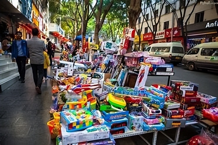 地摊日入9000？普工一年涨薪5元，年轻人逃离工厂是明智选择吗？