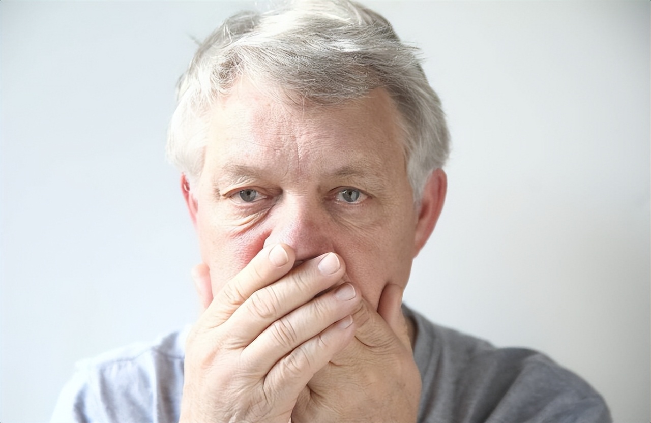 老人身上有一股怪味吗？建议55岁后，远离3个习惯，老了或没味