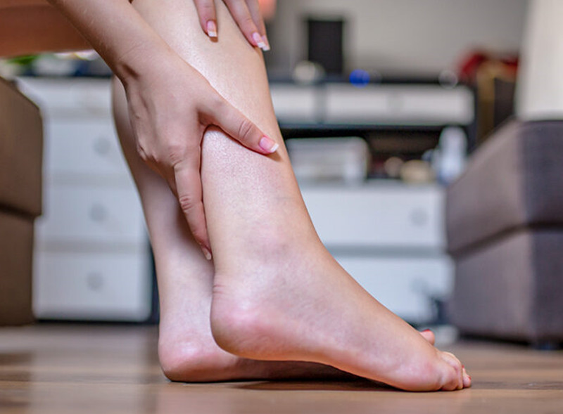 一只脚感觉肿胀是什么原因,一只脚莫名其妙的肿了用什么药