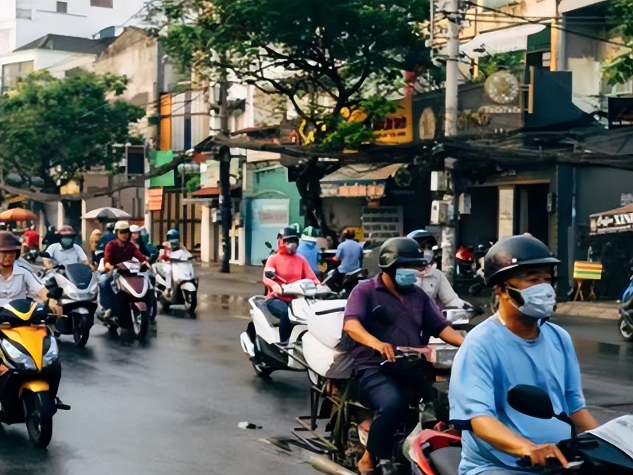 越南女人在中越边境摆摊,越南边境女商贩