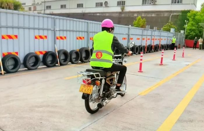 手持c1开b2的车怎么处罚,持c1证增驾三轮车