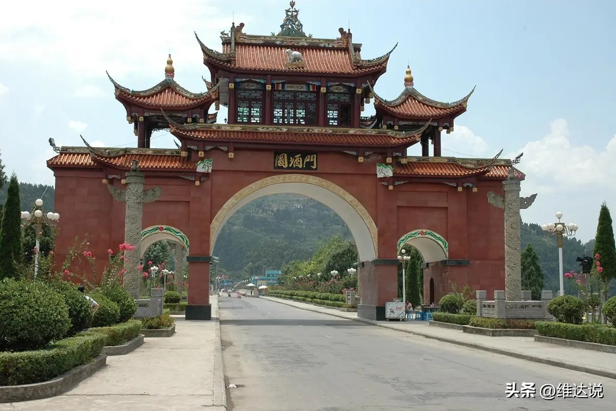 茅台镇是中国著名的酱香酒发源地,茅台镇第一大酒厂