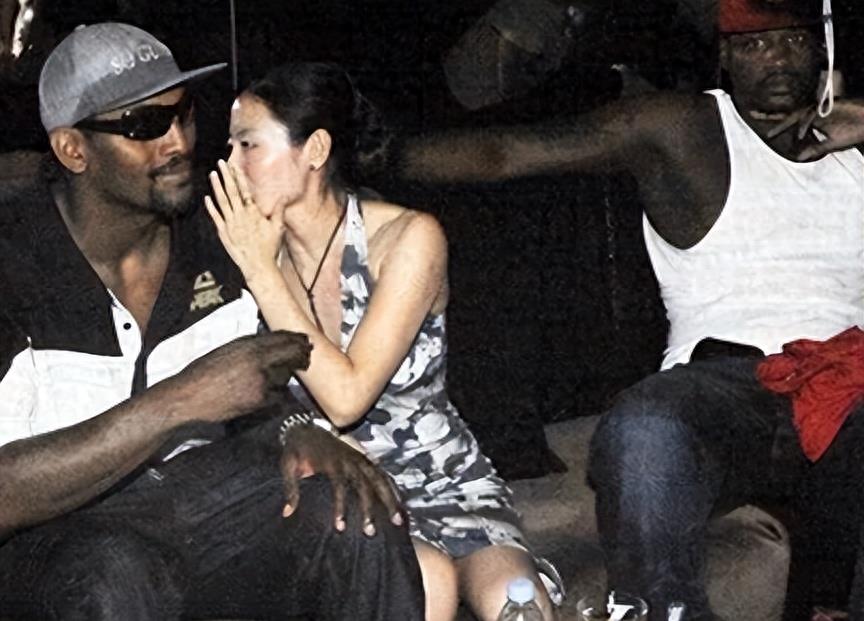 中国女歌手爱上外籍黑人，同居后被家暴至肛裂，如今40岁无人敢娶