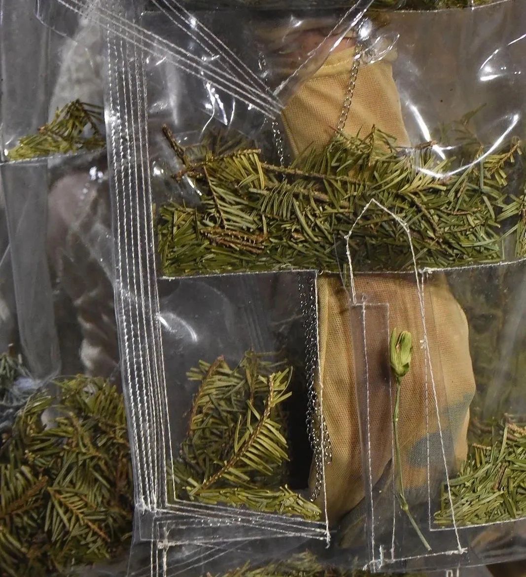 将鲜花封存,变成华服,玩转自然材料的日本设计师