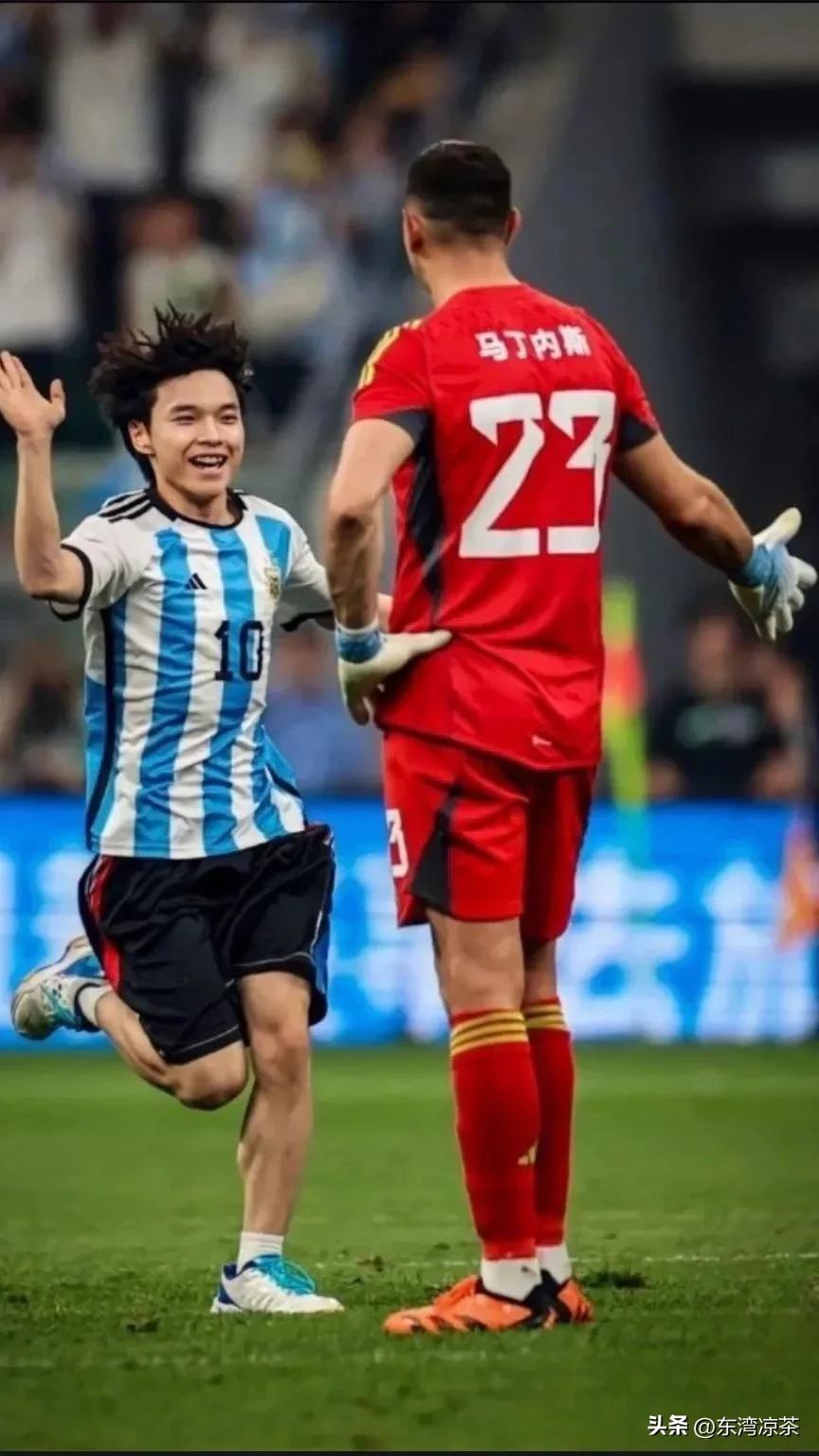 这小伙子痴迷梅西:跳下看台冲向偶像，小伙子太值了，肯定火了