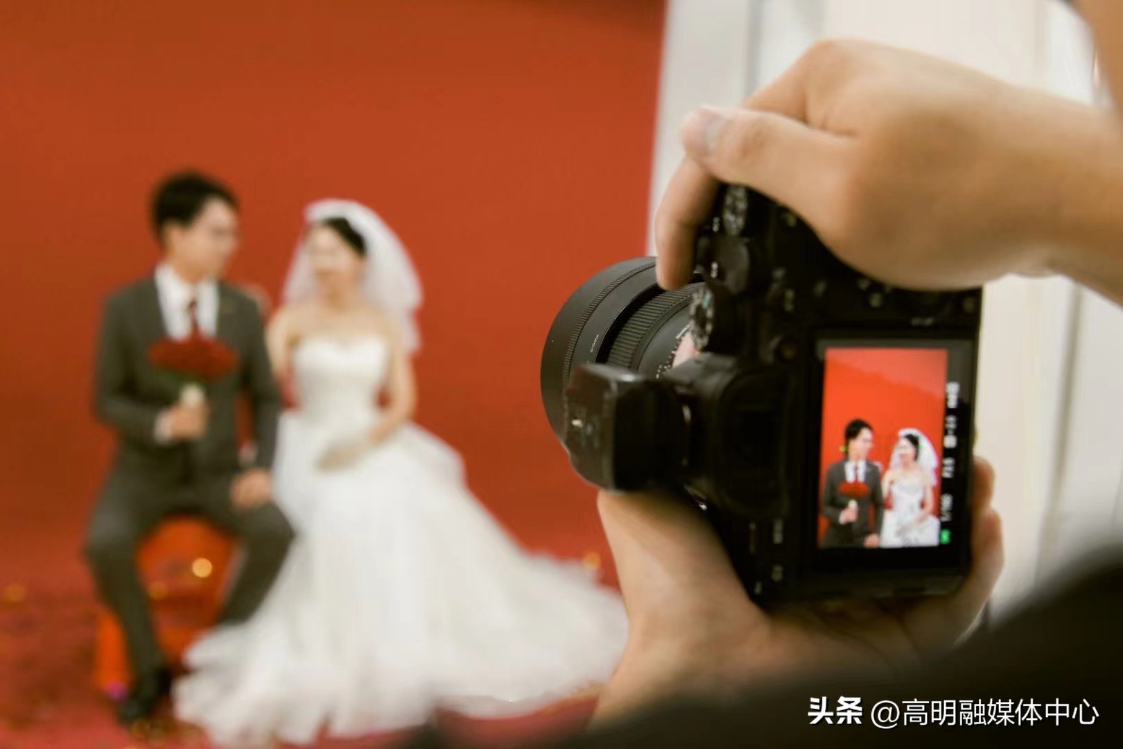 90后小伙用镜头拍照,95后摄影小伙