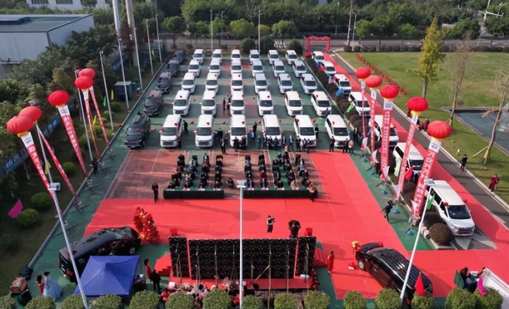 瑞风跟菱智柴油版的哪个好,江淮瑞风m4对比风行菱智plus