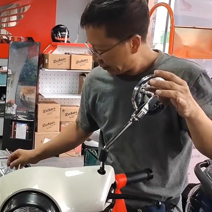 摩托车后视镜的正确调整方法,摩托车后视镜松了怎么调紧图解