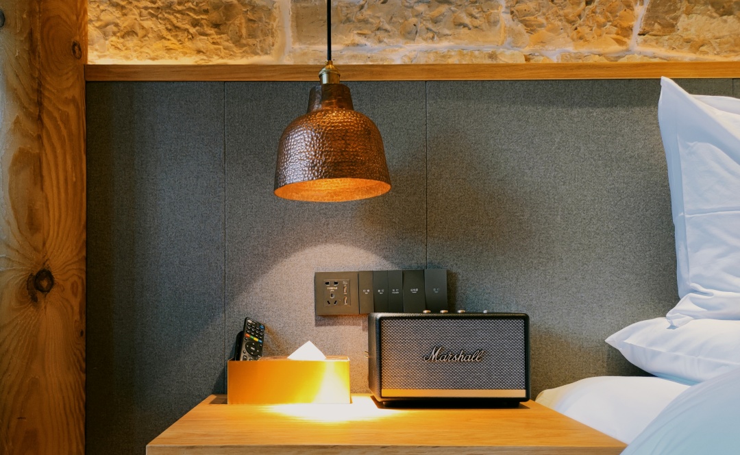 宾馆酒店房间都标配的音箱,顶级酒店房间里的音响