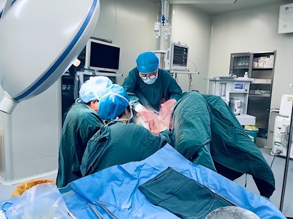 多部门协作挽救产妇生命,多部门联动紧急护送