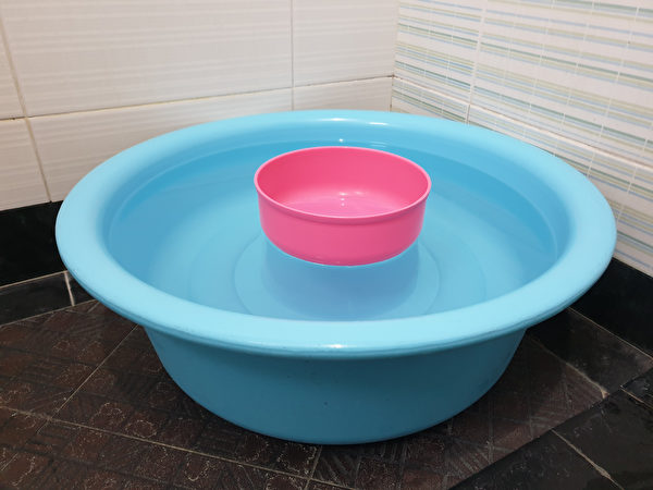 家用蹲式马桶堵塞疏通小妙招,大便太硬马桶堵塞妙招