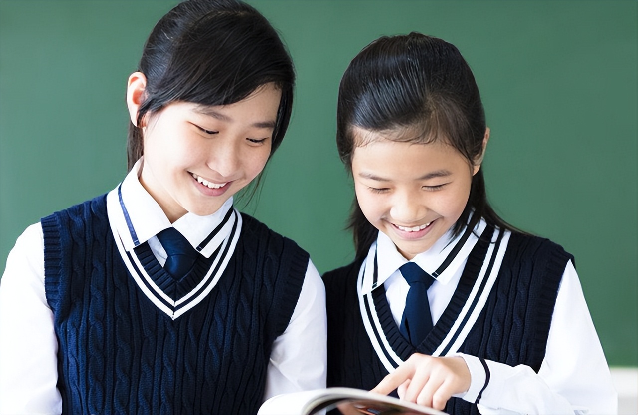 校服费用要860块钱？说是自愿购买，家长直言：跟我玩文字游戏