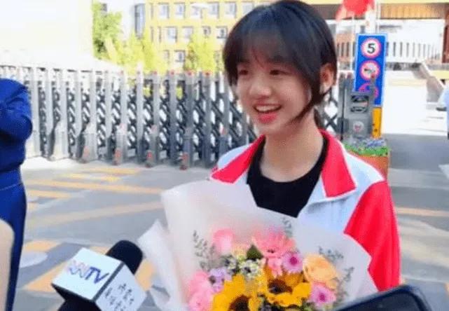 为让孩子安心高考,家长毒死一池青蛙。高考真的是“尚方宝剑”?