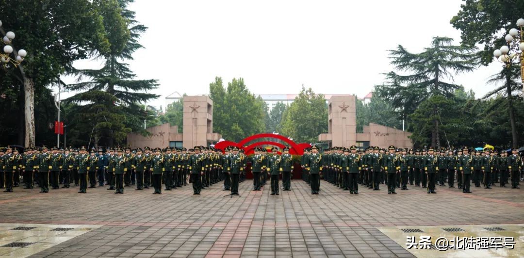 敬礼鲜艳的五星红旗,鲜艳五星红旗下敬礼视频