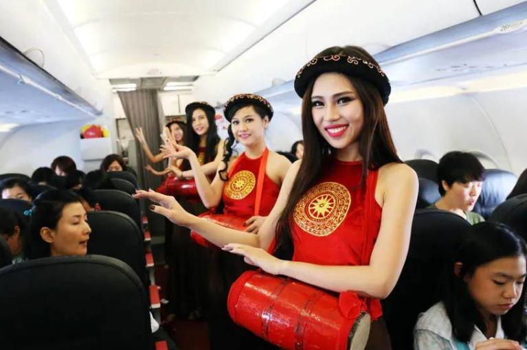 飞机上看比基尼秀？越南第一女首富创办比基尼航空21岁赚百万美元