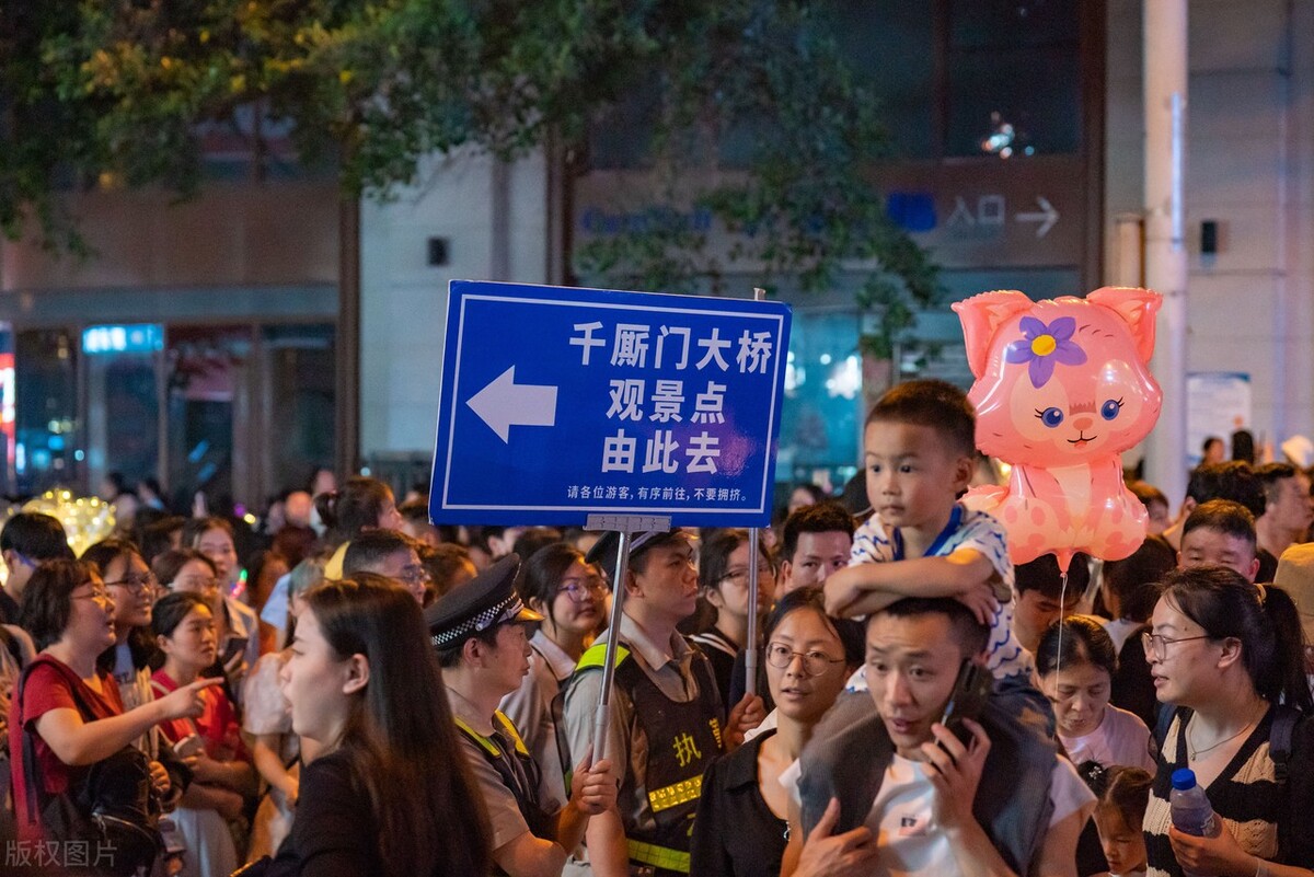 实力宠粉，重庆旅游爆火，交警封桥为游客让路！