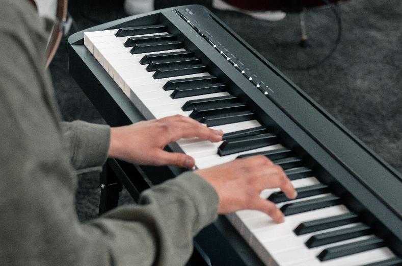 电钢琴入门选哪一款最好用又实惠,入门电钢琴推荐购买哪款比较好呢