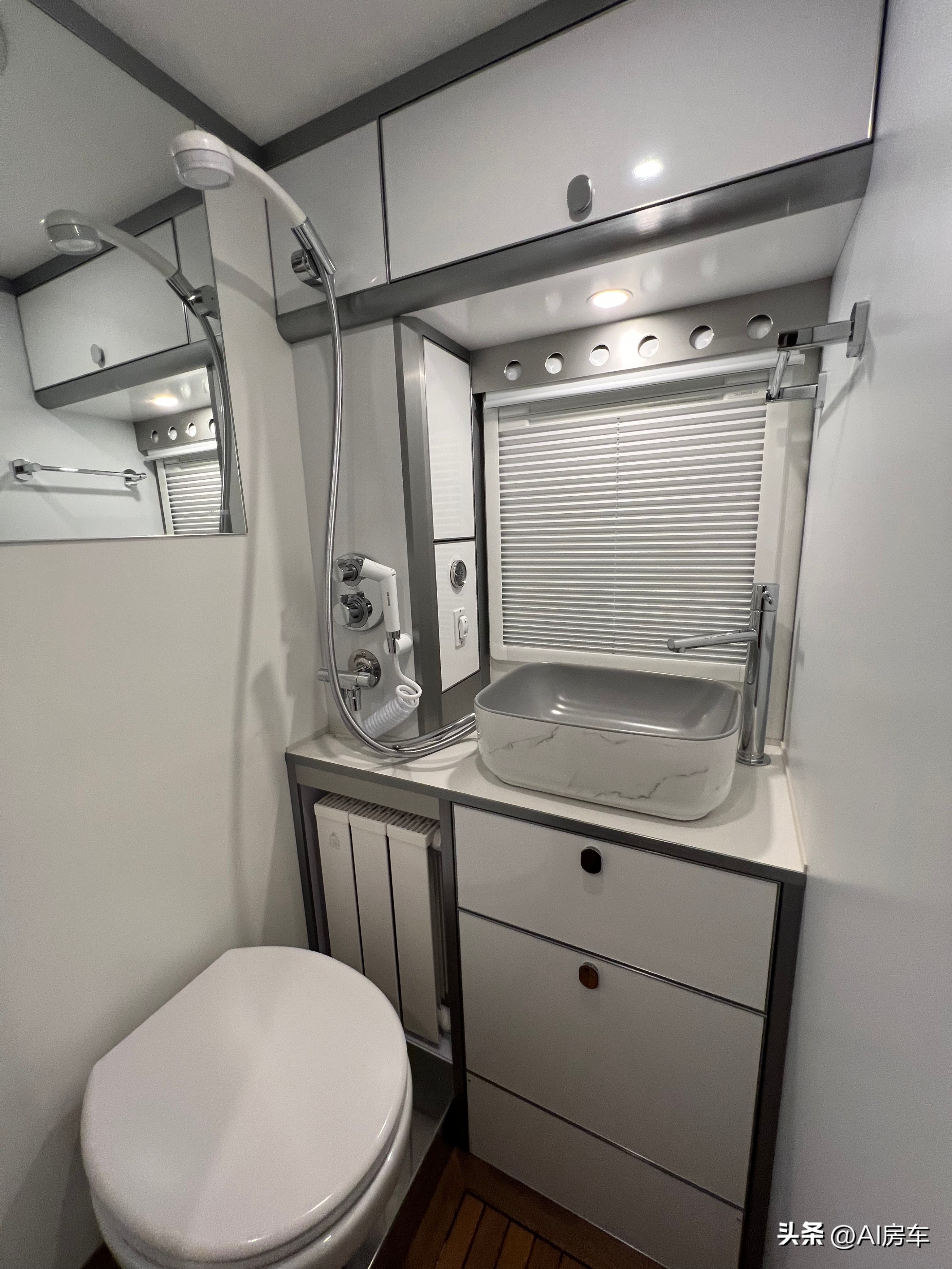 非常少见的阿莫迪罗福特f550房车,f550锐行者越野房车户外旅游视频