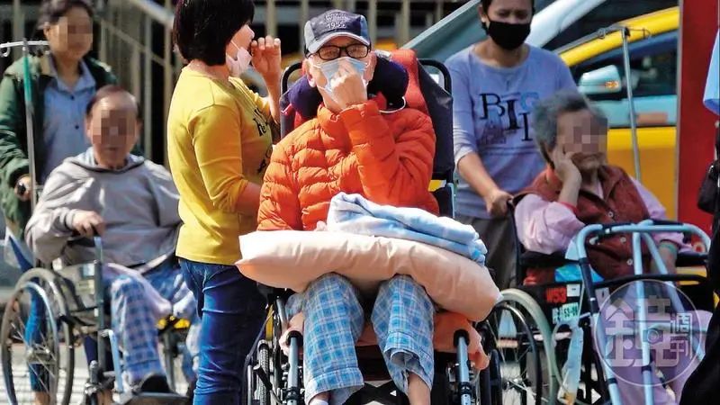 恋人妻、追青霞、混黑道、建豪宅，“武侠片之父”的江湖往事……